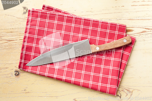 Image of checkered napkin and knife