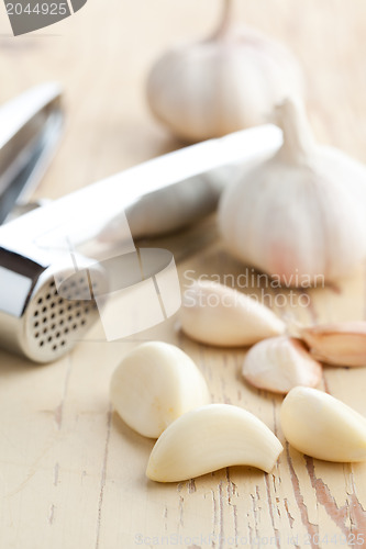 Image of fresh garlic on kitchen table