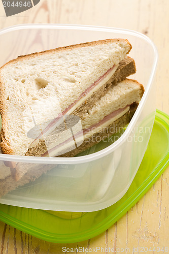 Image of ham sandwich in plastic box