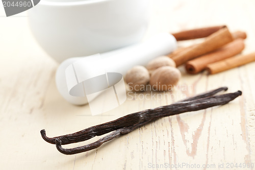 Image of vanilla with nutmeg and cinnamon