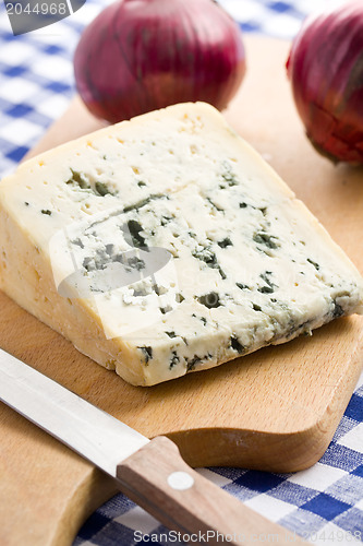 Image of blue cheese with red onion