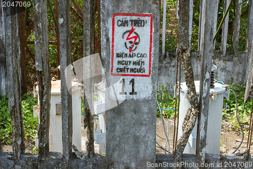 Image of Electric shock sign painted on wall