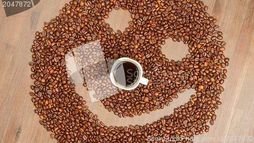 Image of Coffee grains arranged in smiley