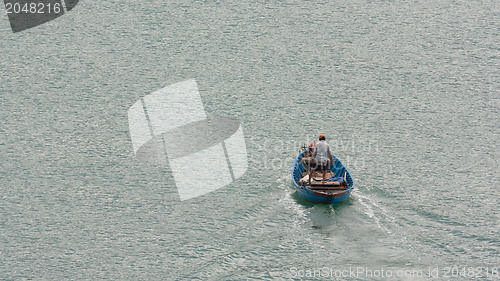 Image of Vietnamese fisherman in his boat