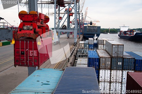 Image of Container Ship being (un)loaded