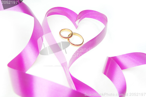 Image of Wedding rings and heart