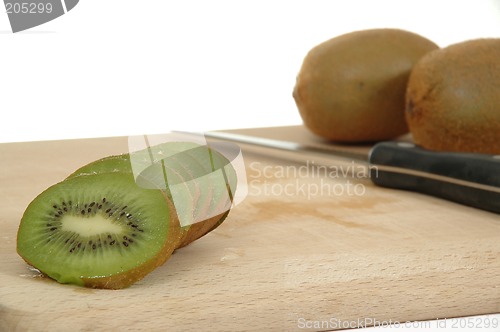 Image of Kiwi slices with knife