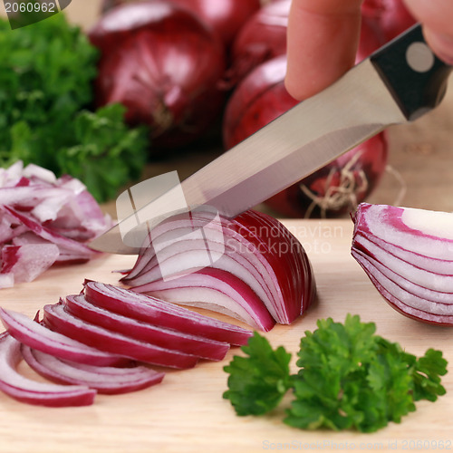 Image of Preparing food: cutting a red onion