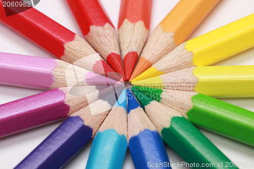 Image of Color pencils forming a circle