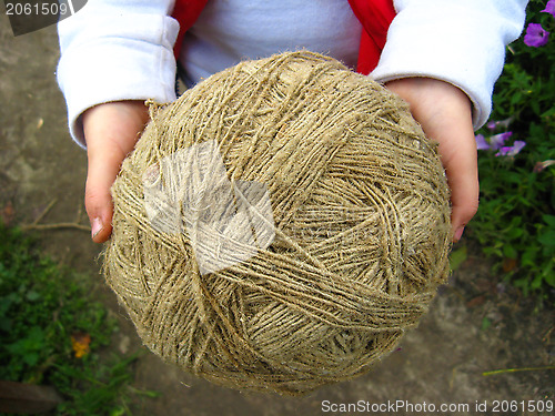 Image of the clew of flax fiber in hands