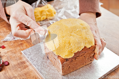 Image of Decorating christmas cake with spoon