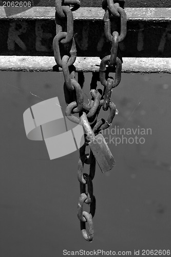 Image of Rusted chain with padlock