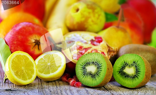 Image of Kiwi and lemon fruits