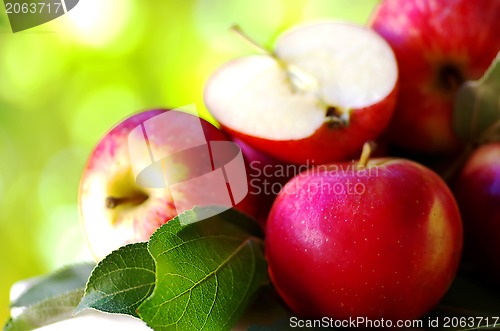 Image of 	ripe red apples on table