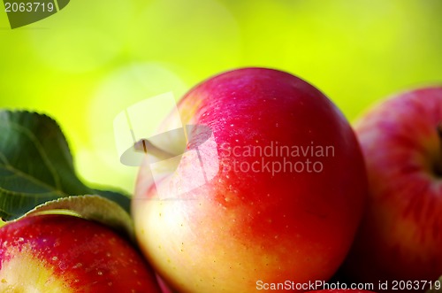 Image of 	ripe red apples on table