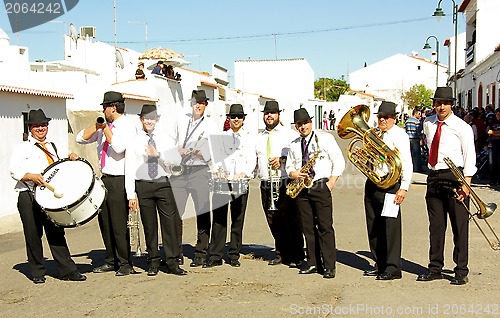 Image of the musicians playing on street 