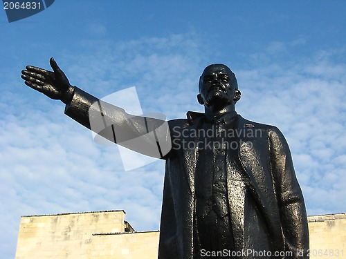 Image of The big and black monument to Lenin