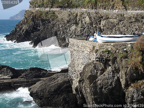 Image of boat on the cliffs