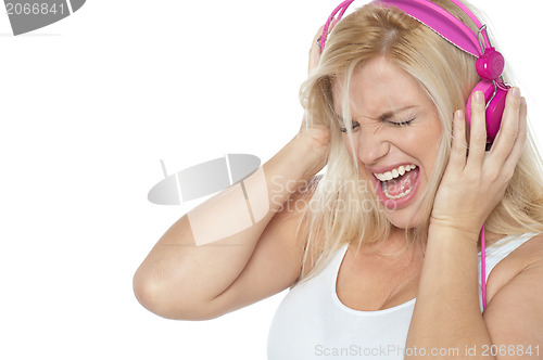 Image of Blonde screaming while listening to rock music