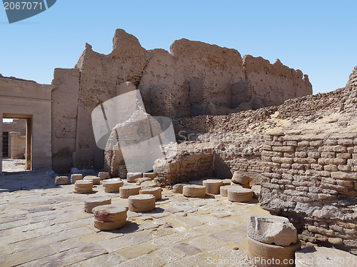 Image of ruins at Qasr Dusch
