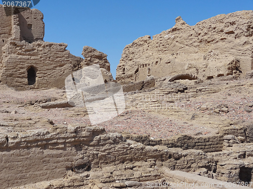 Image of ruins at Qasr Dusch