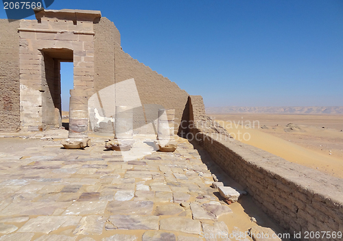 Image of ruins at Qasr Dusch