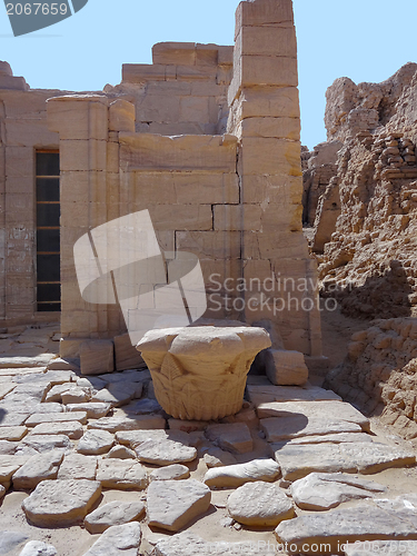 Image of ruins at Qasr Dusch