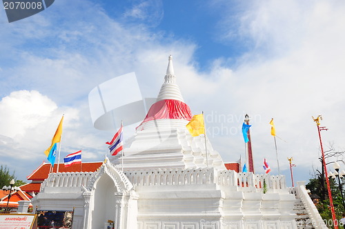 Image of white pagoda with sky 