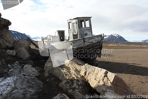 Image of old abandonned boat on Spitsbergen