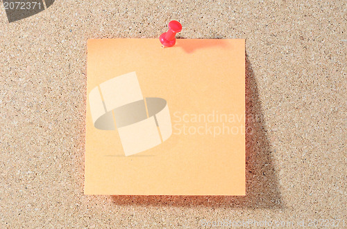 Image of Note paper with push pins on noticeboard 
