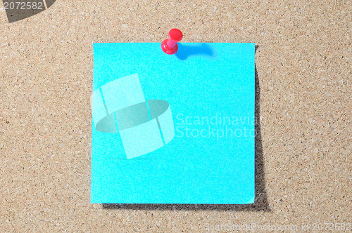 Image of Note paper with push pins on noticeboard 