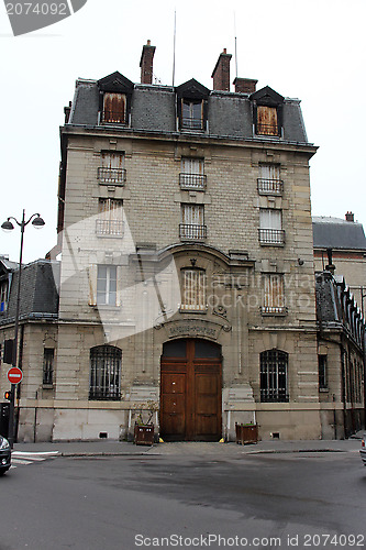 Image of Facade of a traditional apartmemt building in Paris, France