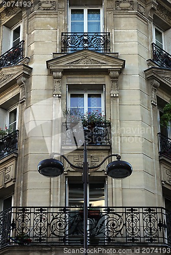 Image of Facade of a traditional apartmemt building in Paris