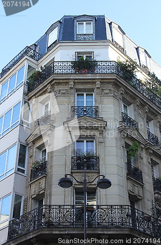 Image of Facade of a traditional apartmemt building in Paris