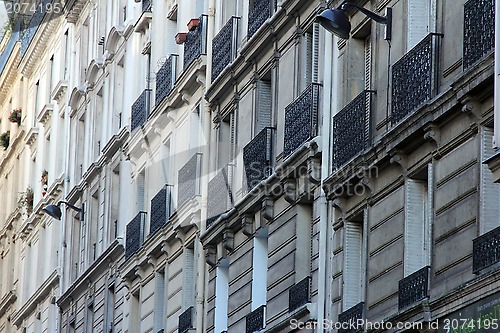 Image of Facade of a traditional apartmemt building in Paris