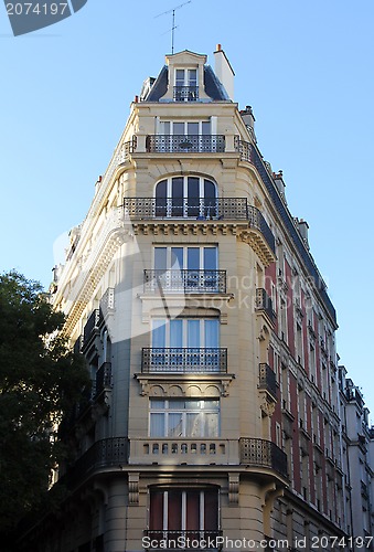 Image of Facade of a traditional apartmemt building in Paris