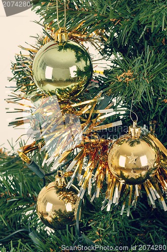 Image of Decorated christmas tree with yellow and green balls 