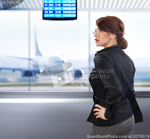 Image of business woman in airport ll