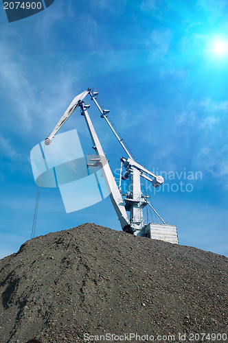 Image of crane at heap of gravel