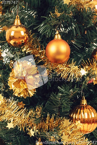 Image of yellow decorated christmas tree 