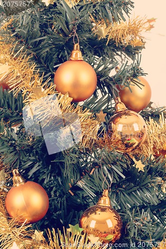 Image of yellow decorated christmas tree 