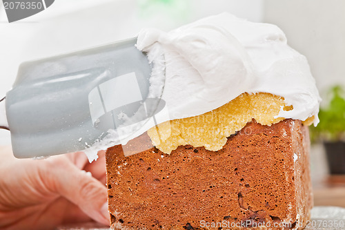 Image of Spreading cream on cake icing