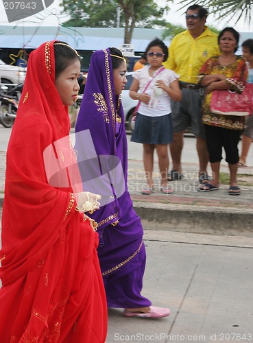 Image of Thai girls dressed in Indian sarees participate in a parade in P