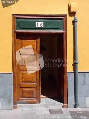 Image of open door at la laguna