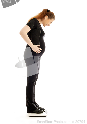 Image of pregnant lady weighing oneself