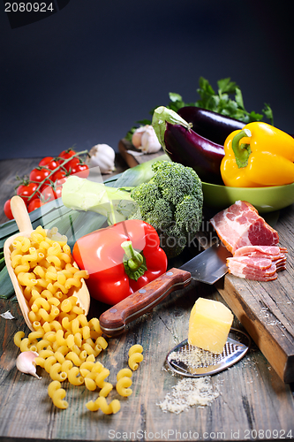 Image of Ingredients for cooking pasta with bacon and broccoli.