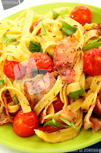 Image of Pasta with tomato in green plate.