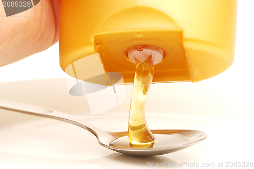 Image of Honey onto spoon
