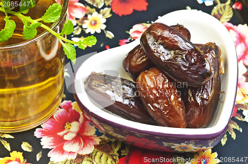 Image of dates with peppermint tea