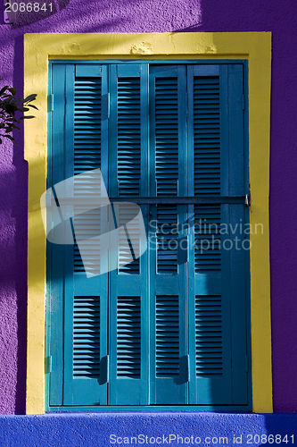 Image of colored venetian blind and wall 